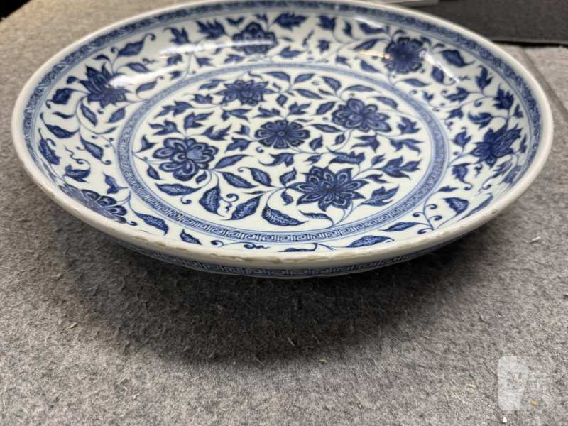 清雍正 青花缠枝花卉纹大盘 - 图12